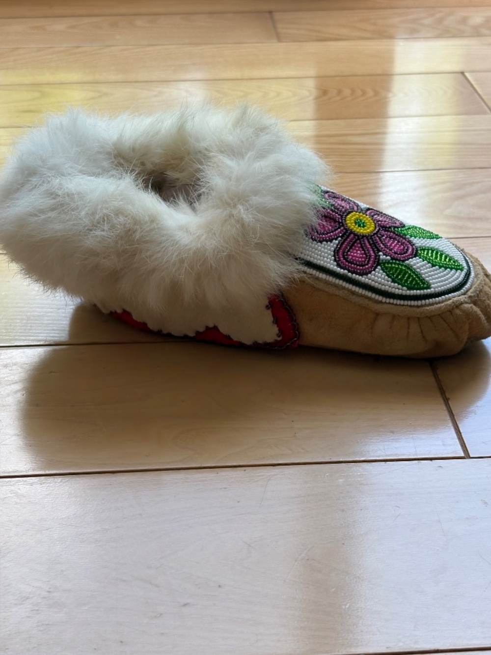 Authentic Indigenous Beaded Moccasins Suede Fur Trim Floral Slippers, Sz 6 - Picture 5 of 15